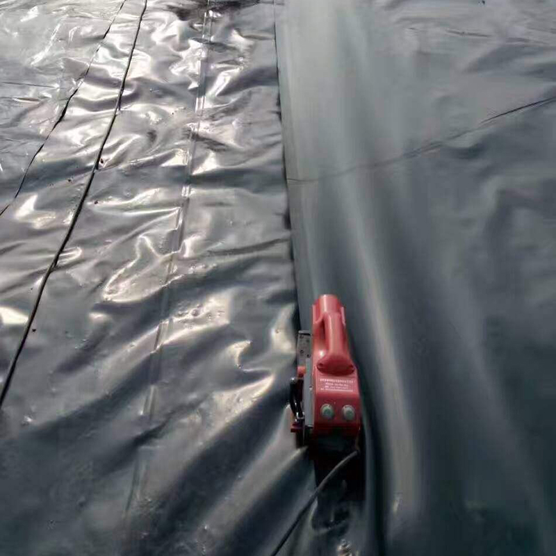 復合土工膜怎樣減少接縫數(shù)量?