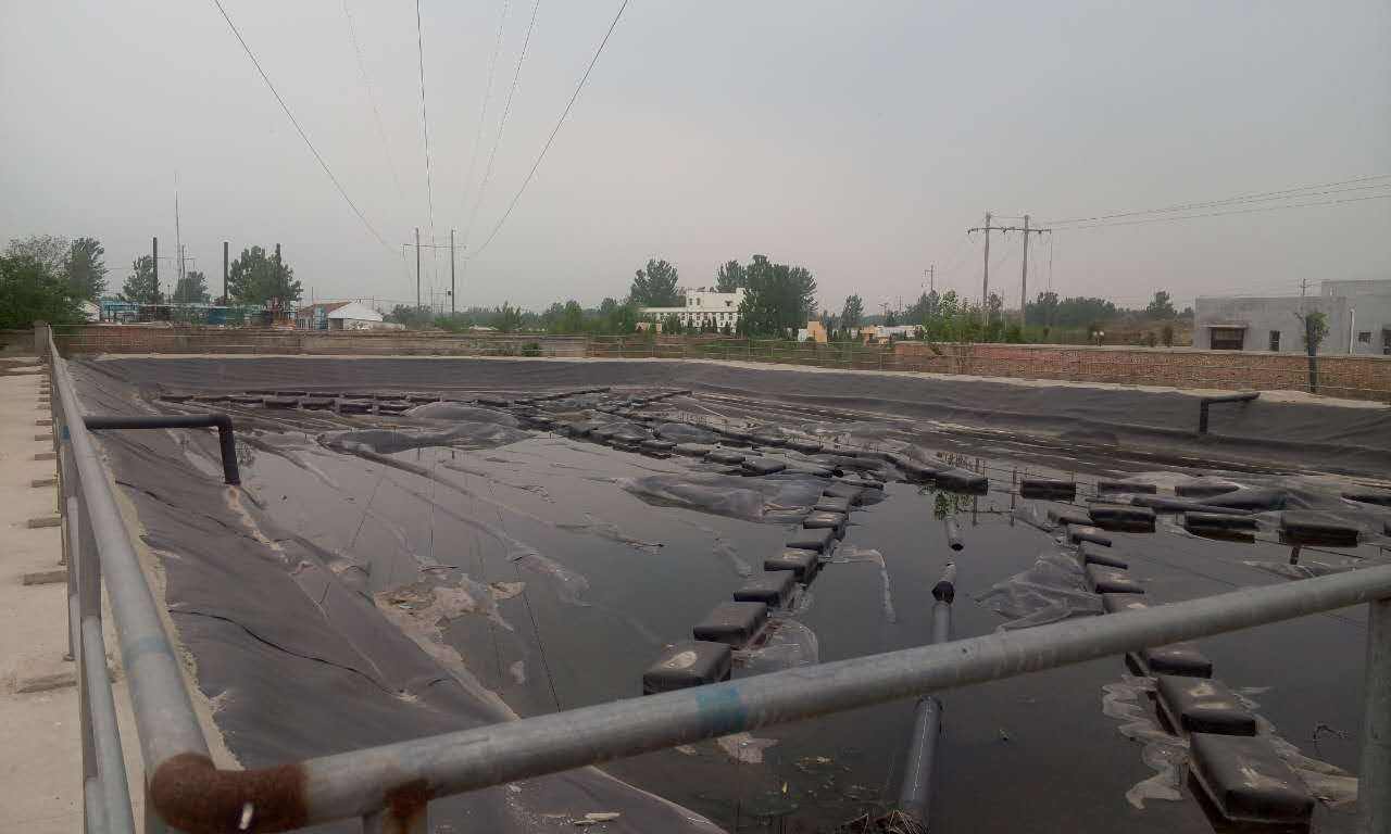 “黑膜沼液池”是由壩體、管道和HDPE膜組成的一種壩型結構。其特點是:池內儲水量大，污水停留時間長，既可節(jié)約肥料成本，又有利于保護土地資源。